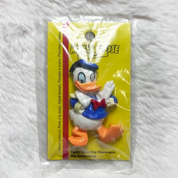 🔮 5/$25 Disney Vintage Hand Painted Donald Duck Pin - Picture 1 of 3